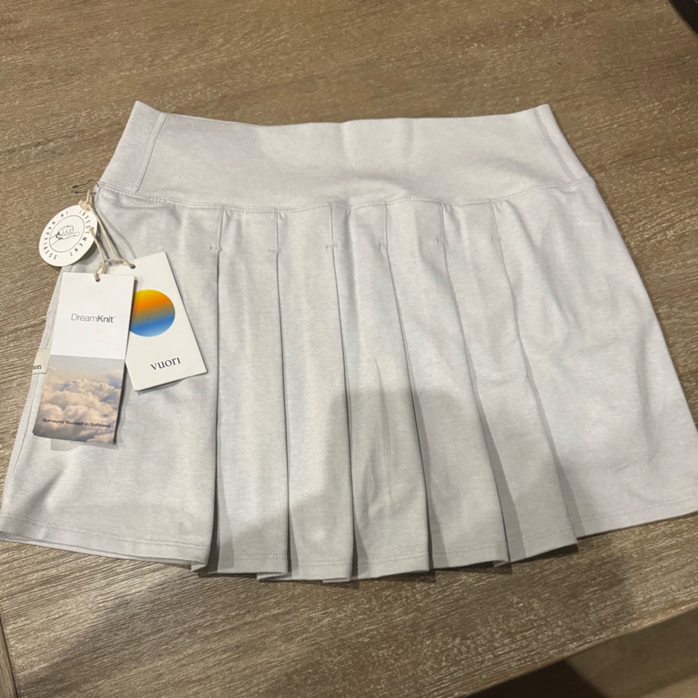 Vuori Halo performance skirt Salt Heather new with tags
Size Small